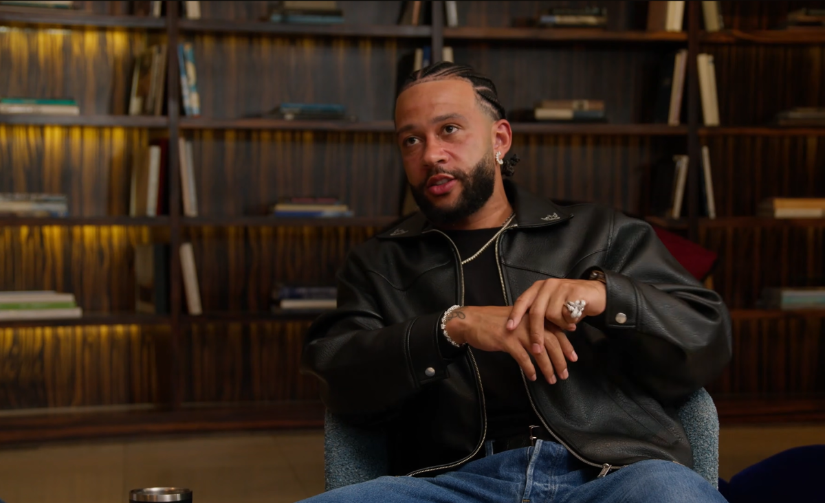 Memphis Depay em entrevista à Romário TV (foto: Reprodução / Youtube Romário TV)