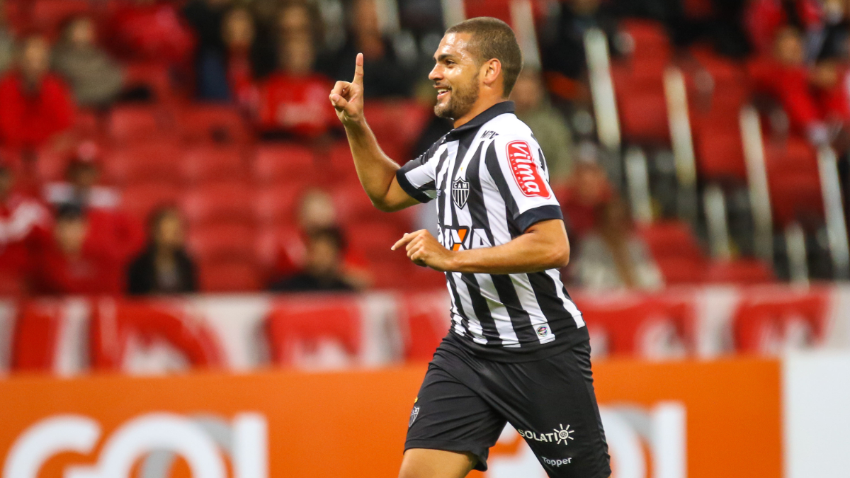 Clayton comemora gol pelo Atlético em 2017, contra o Internacional, no Beira-Rio (foto: Bruno Cantini /Atletico)
