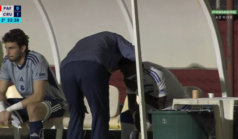 Atacante do Cruzeiro é substituído, cai no choro e ganha carinho de Tite