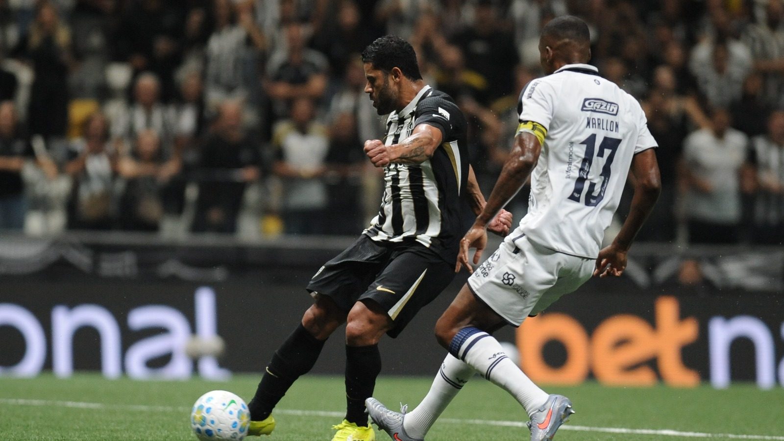 Finalização que gerou gol de Hulk para o Atlético contra o Remo na Arena MRV (foto: Alexandre Guzanshe/EM/D.A. Press)