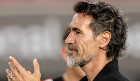 Atlético: Eduardo Domínguez é ovacionado após último jogo no Estudiantes; vídeos