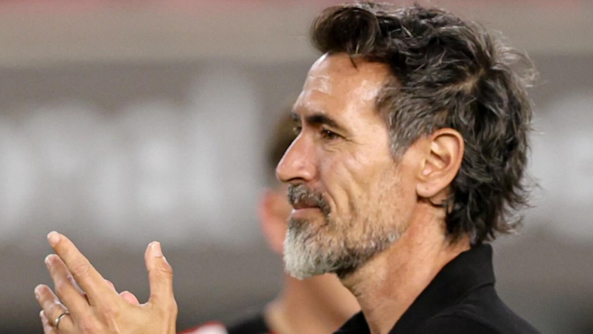 Eduardo Domínguez aplaude torcida do Estudiantes em despedida (foto: Divulgação/Estudiantes)