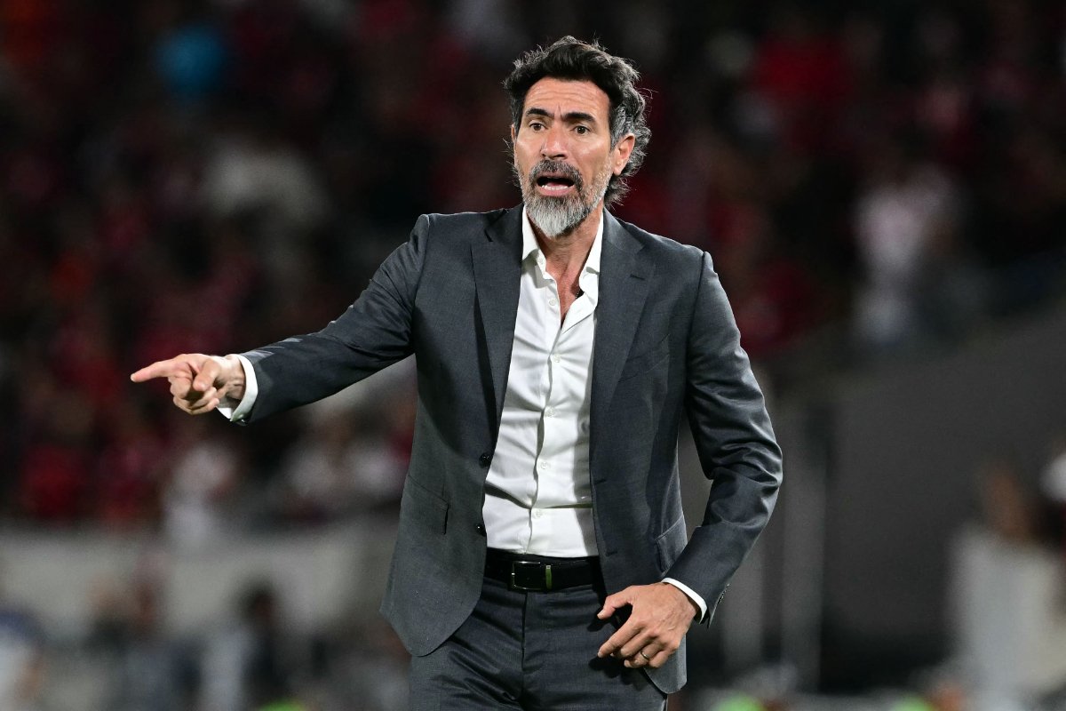 Eduardo Domínguez, técnico na mira do Atlético, em ação pelo Estudiantes (foto: Pablo Porciuncula/AFP)