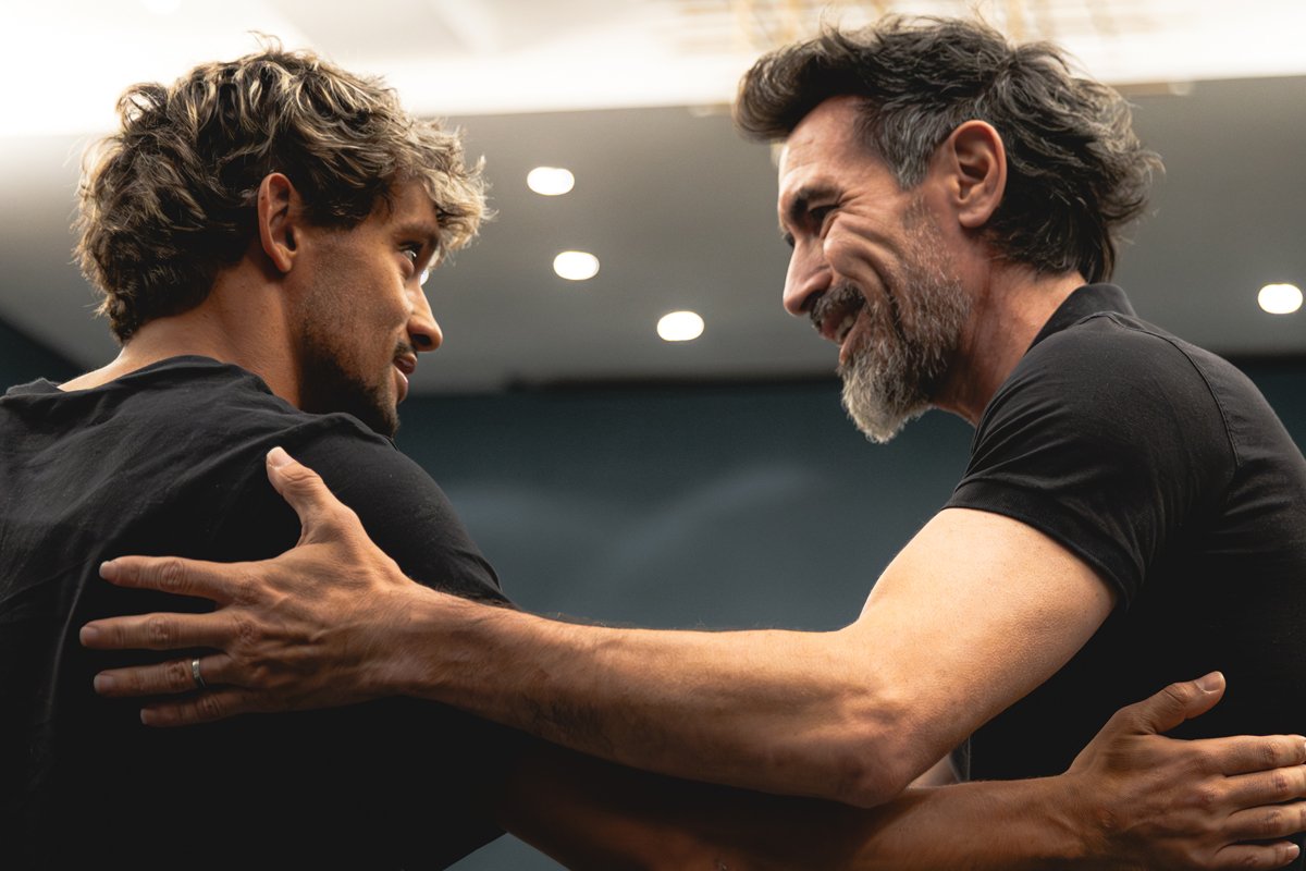 Meia Gustavo Scarpa cumprimenta Eduardo Martínez, novo técnico do Atlético, no hotel em Porto Alegre (foto: Pedro Souza / Atlético)