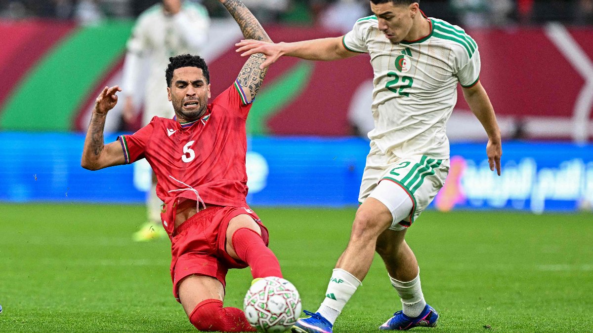 Omar Mascarell dá carrinho em jogador da Seleção da Argélia na Copa Africana de Nações, em dezembro de 2025 (foto: GABRIEL BOUYS/AFP)