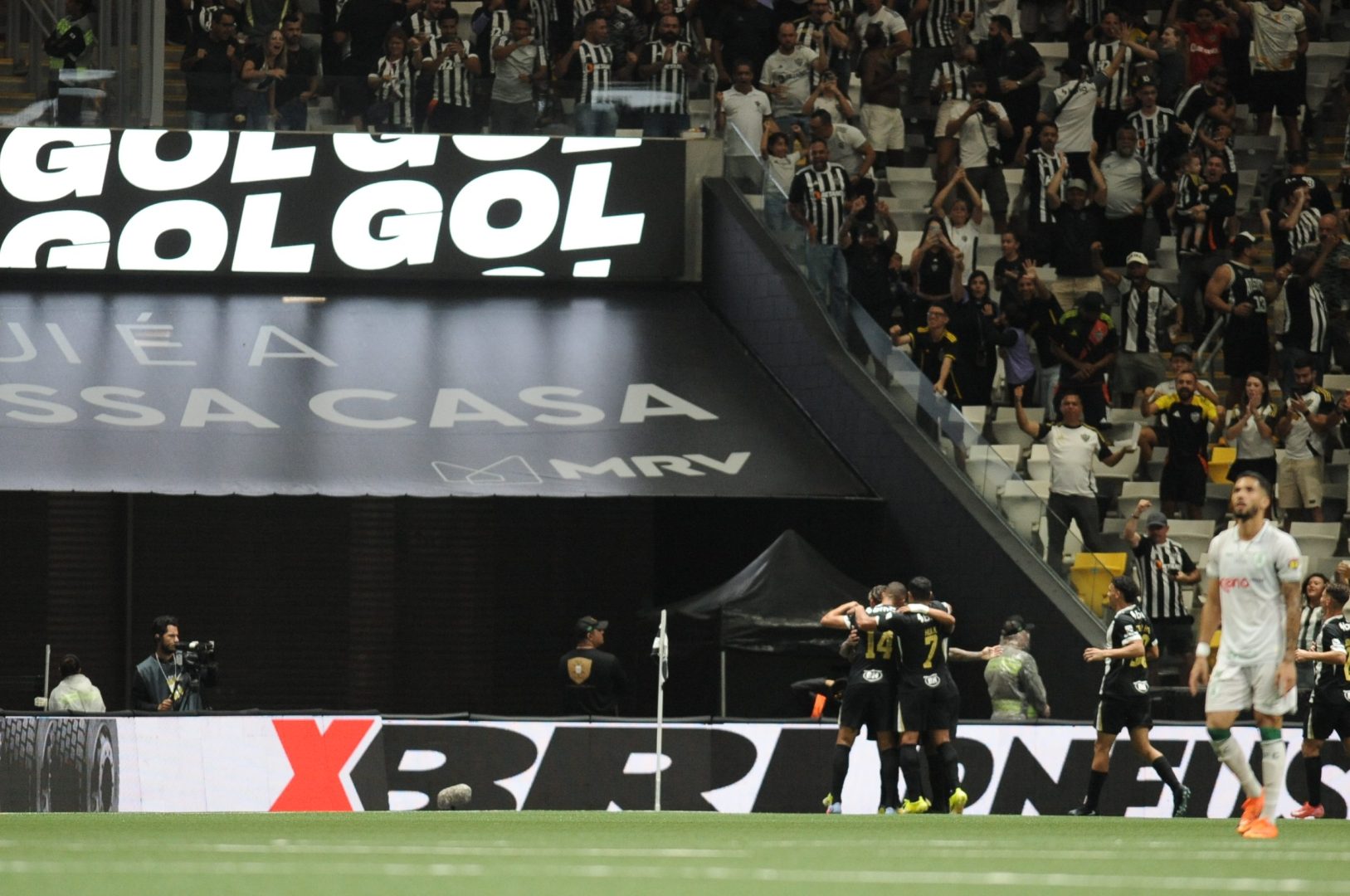 Jogadores do Atlético comemoram gol de Dudu sobre o América na Arena MRV (foto: Alexandre Guzanshe/EM/D.A. Press)