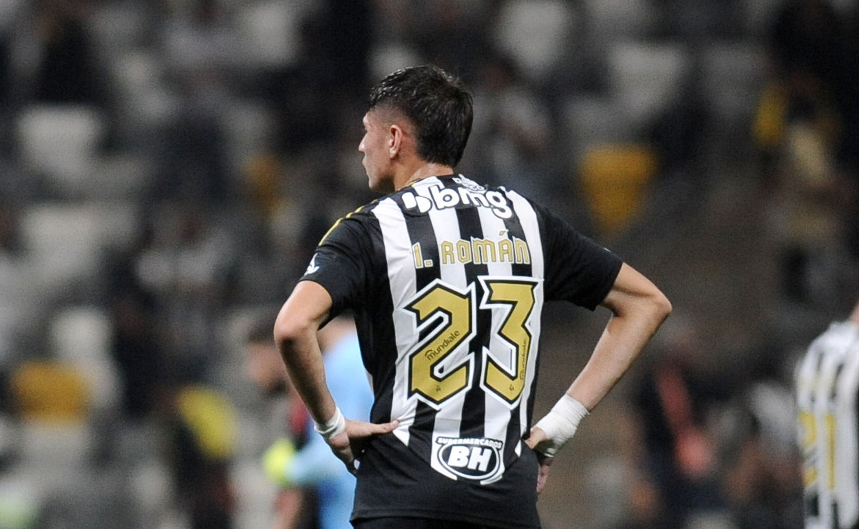 Ivan Román, ex-zagueiro do Palestino, em ação pelo Atlético contra o Flamengo, na Arena MRV (foto: Alexandre Guzanshe/EM/D.A. Press)
