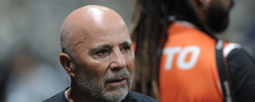 Atlético tem primeiro volante no elenco? Sampaoli diverge de diretor em análise