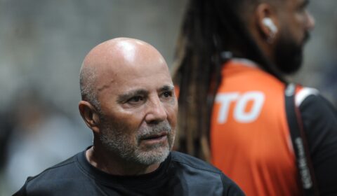 Atlético tem primeiro volante no elenco? Sampaoli diverge de diretor em análise