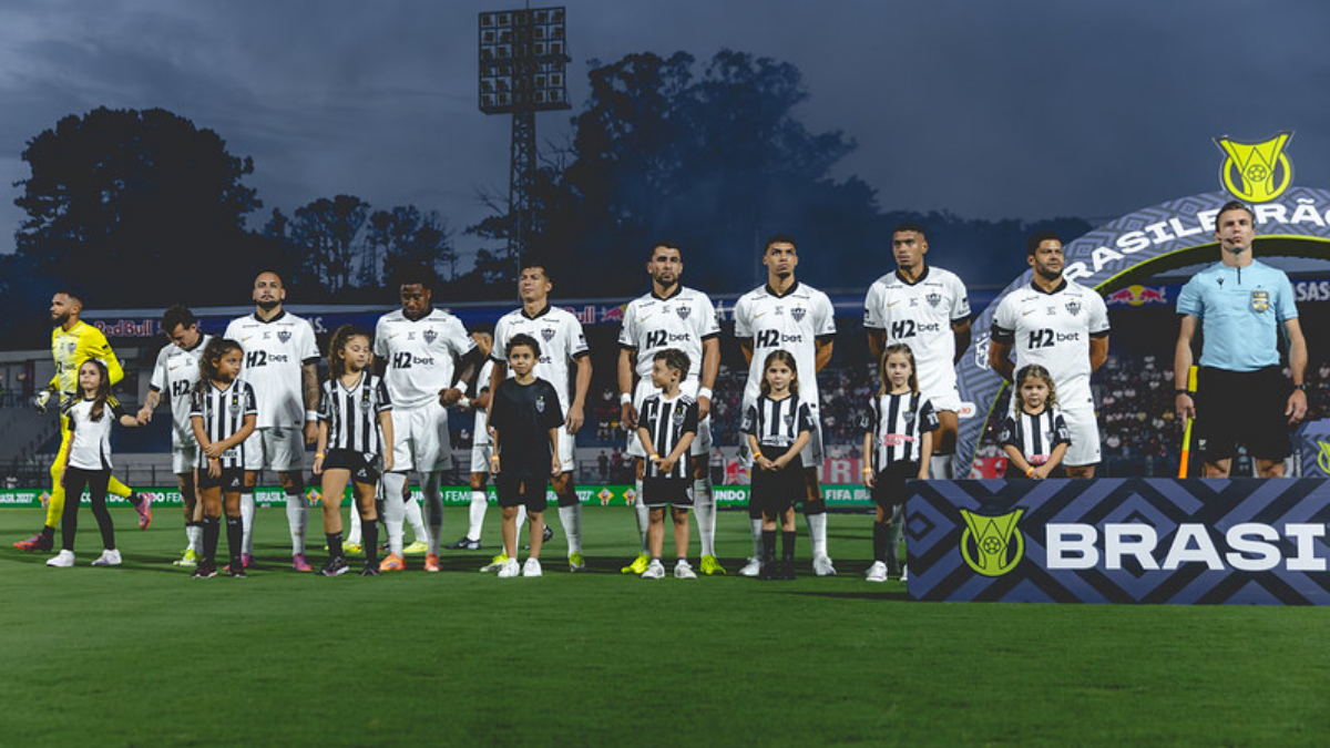 Time do Atlético perfilado em jogo do Brasileiro (foto: Pedro Souza/Atlético)