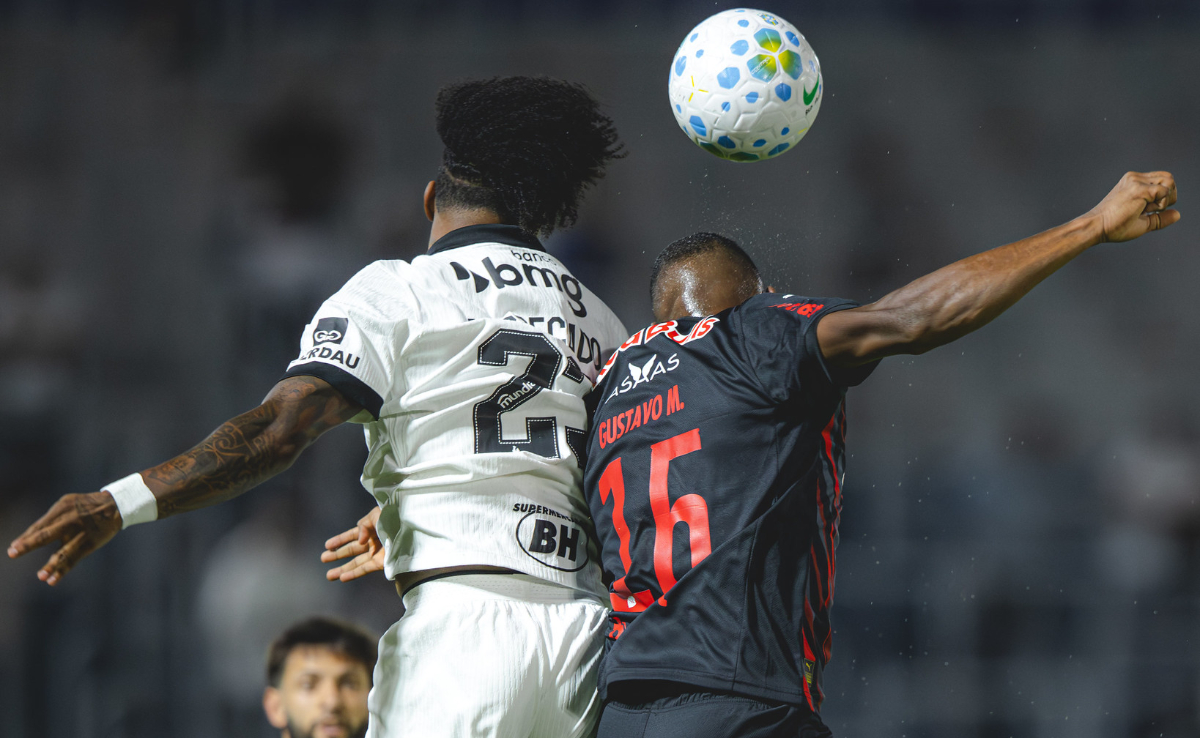 Preciado disputa bola em duelo entre Bragantino e Atlético pelo Brasileiro (foto: Pedro Souza / Atlético)