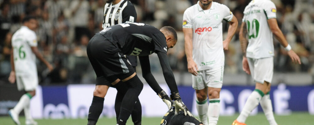 Atlético x América: Scarpa sofre falta dura, tira chuteira e recebe ajuda de Bigode