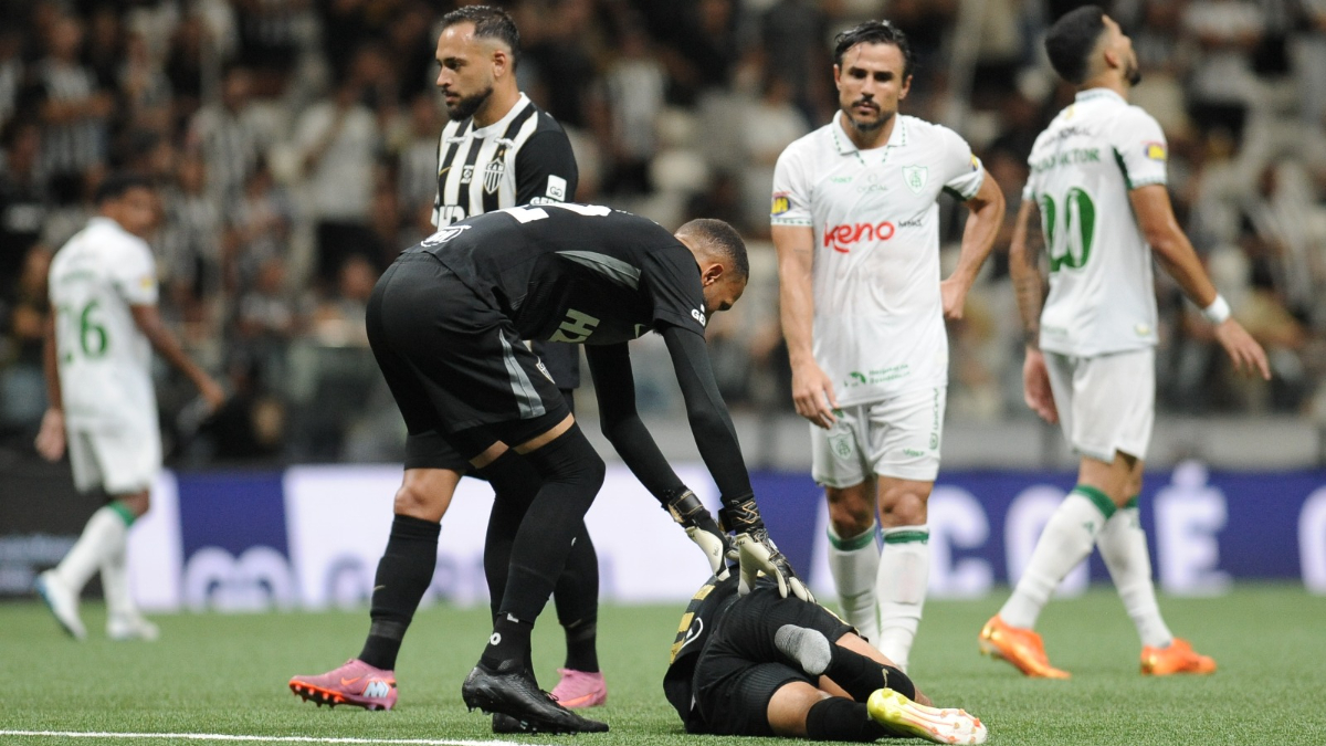 Willian Bigode ajudou Scarpa após meia do Atlético receber falta dura no Mineiro (foto: Alexandre Guzanshe/EM/D.A Press)