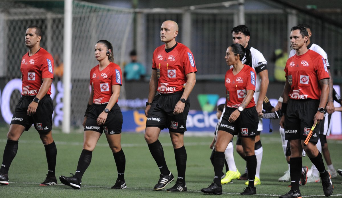 Arbitragem do jogo da primeira fase entre América e Atlético (foto: Alexandre Guzanshge/EM/D.A. Press)