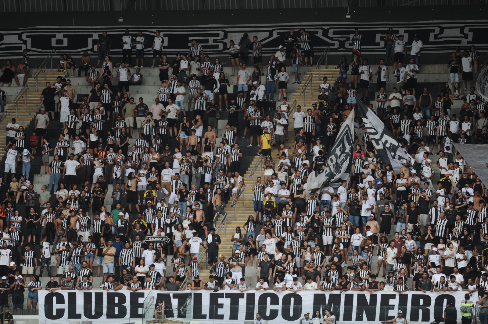 Torcedores do Atlético na Arena MRV antes de jogo contra o Vasco, pelo Campeonato Brasileiro (foto: Alexandre Guzanshe/EM/D.A. Press)