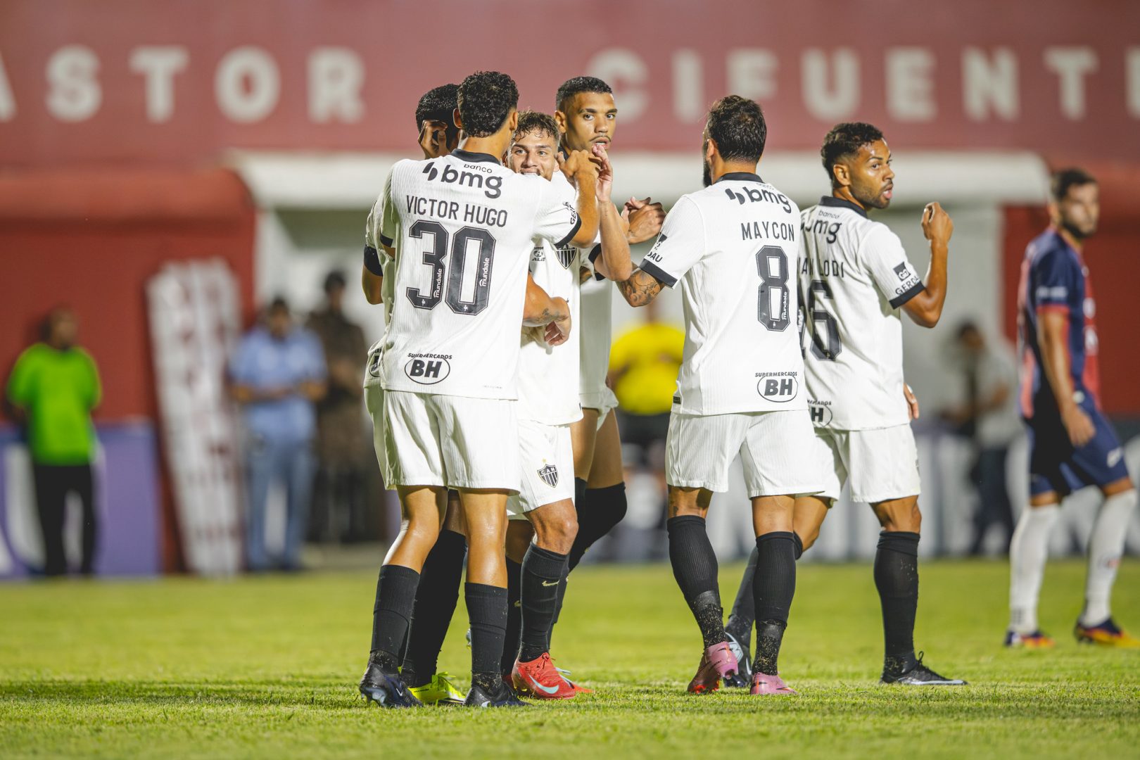 Jogadores do Atlético comemoram gol sobre o Itabirito (foto: Pedro Souza/Atlético)