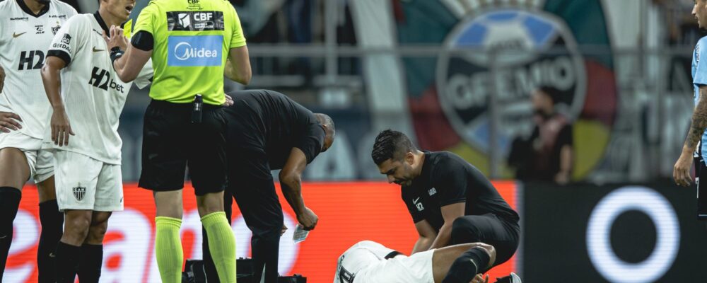 Auxiliar do Atlético questiona arbitragem de derrota: ‘Critérios diferentes’