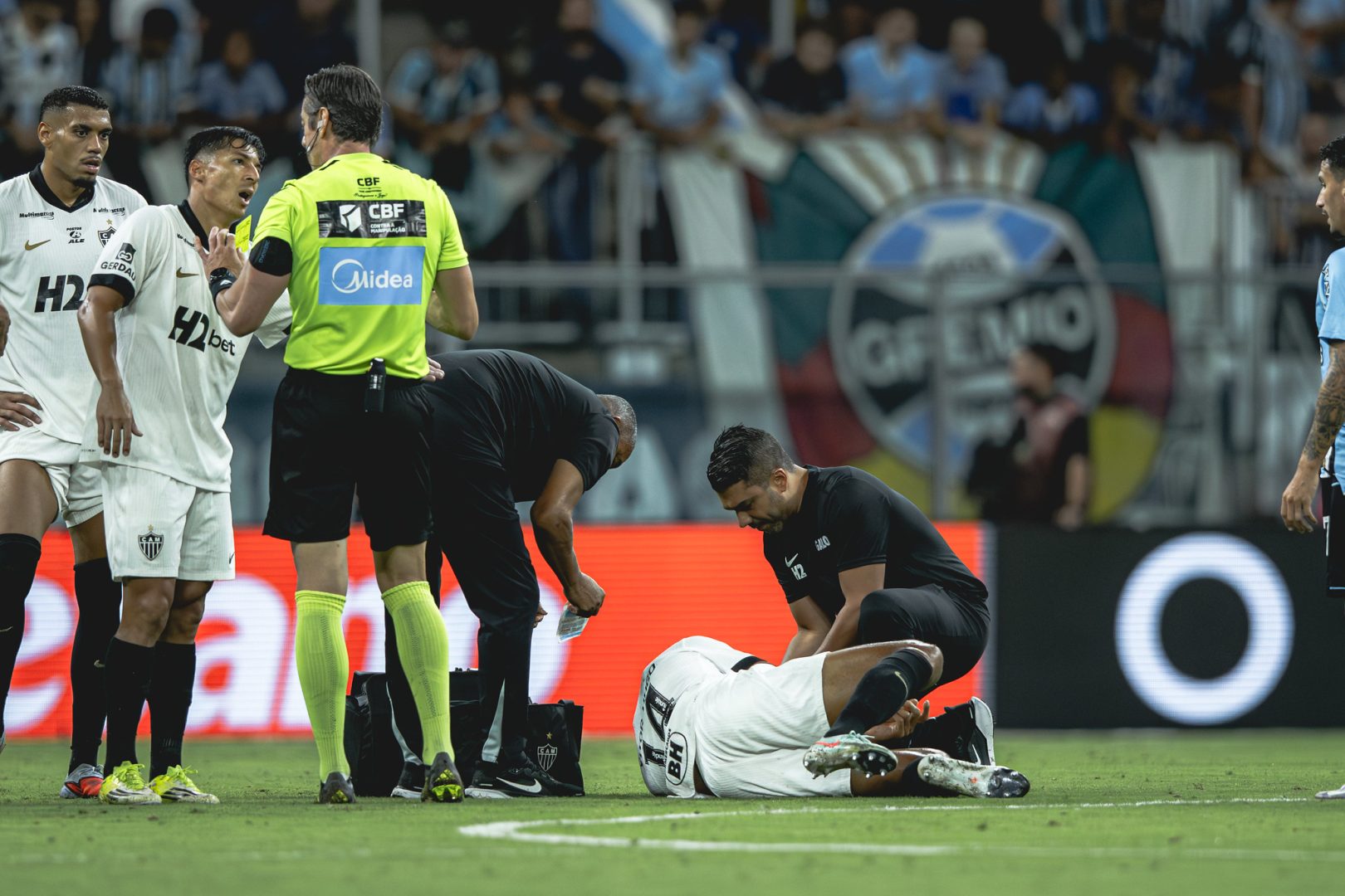 Jogadores do Atlético questionam Raphael Claus por lance envolvendo o zagueiro Vitor Hugo (foto: Pedro Souza/Atlético)