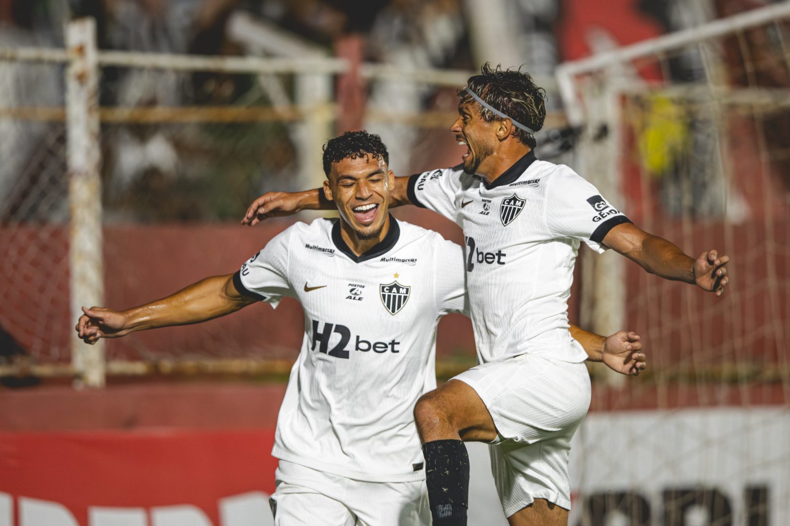 Victor Hugo e Gustavo Scarpa comemoram gol do Atlético (foto: Pedro Souza/Atlético)
