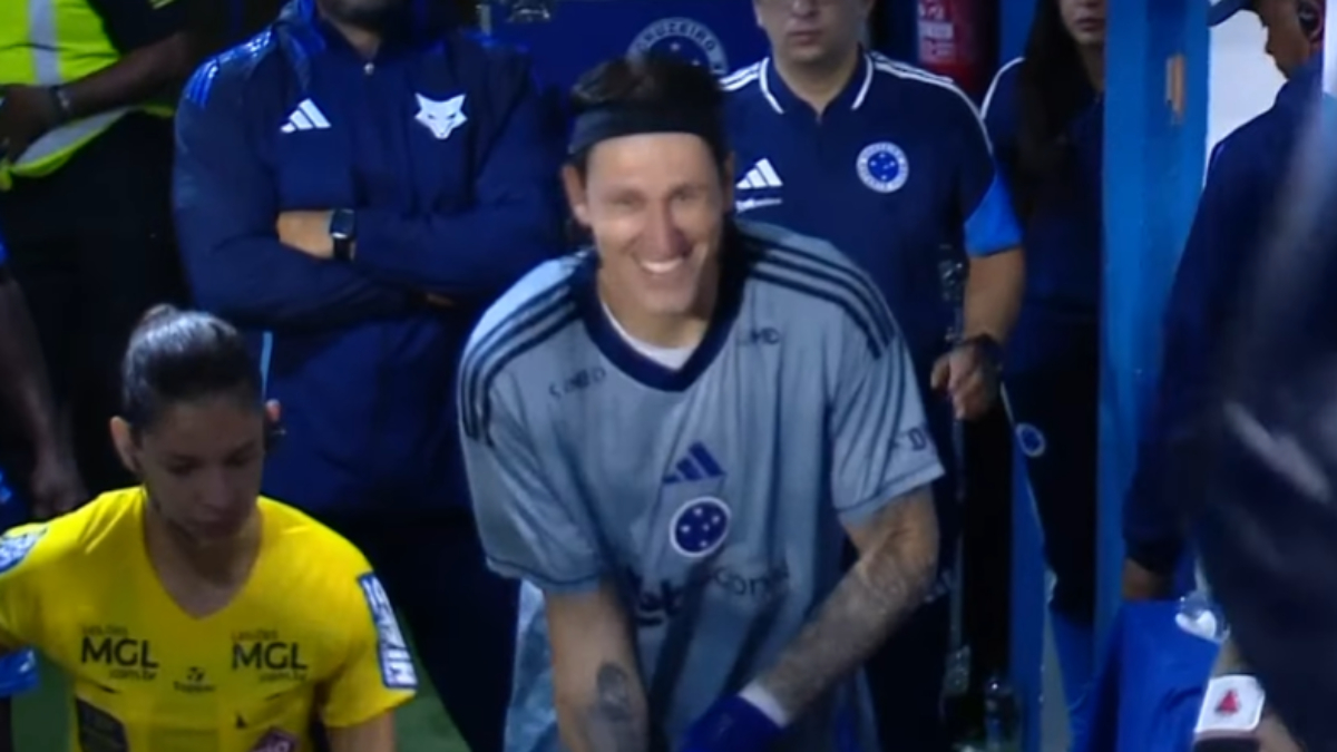 Momento em que Cássio retorna ao gramado durante Betim x Cruzeiro (foto: Reprodução)