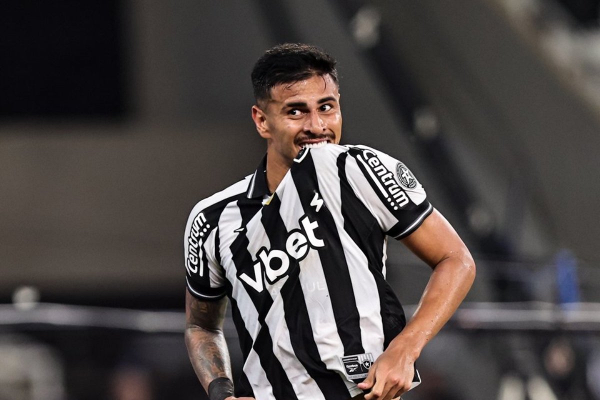 Jogador do Botafogo com o escudo da camisa na boca (foto: Arthur Barreto/Botafogo)