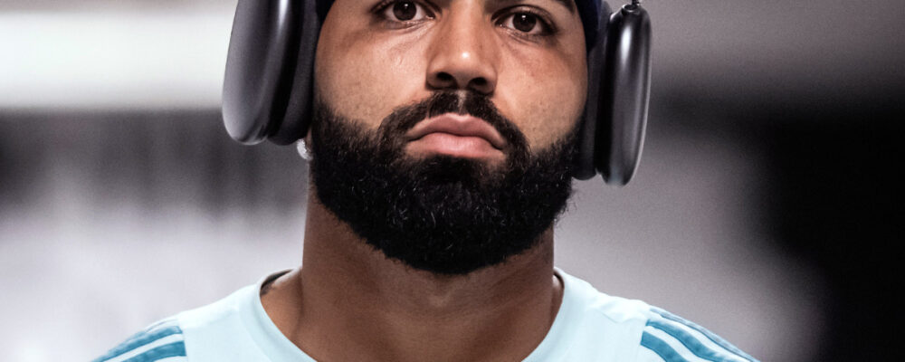 Camisa histórica autografada por Gabigol vai a leilão