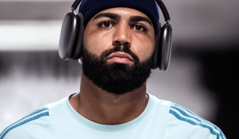 Camisa histórica autografada por Gabigol vai a leilão