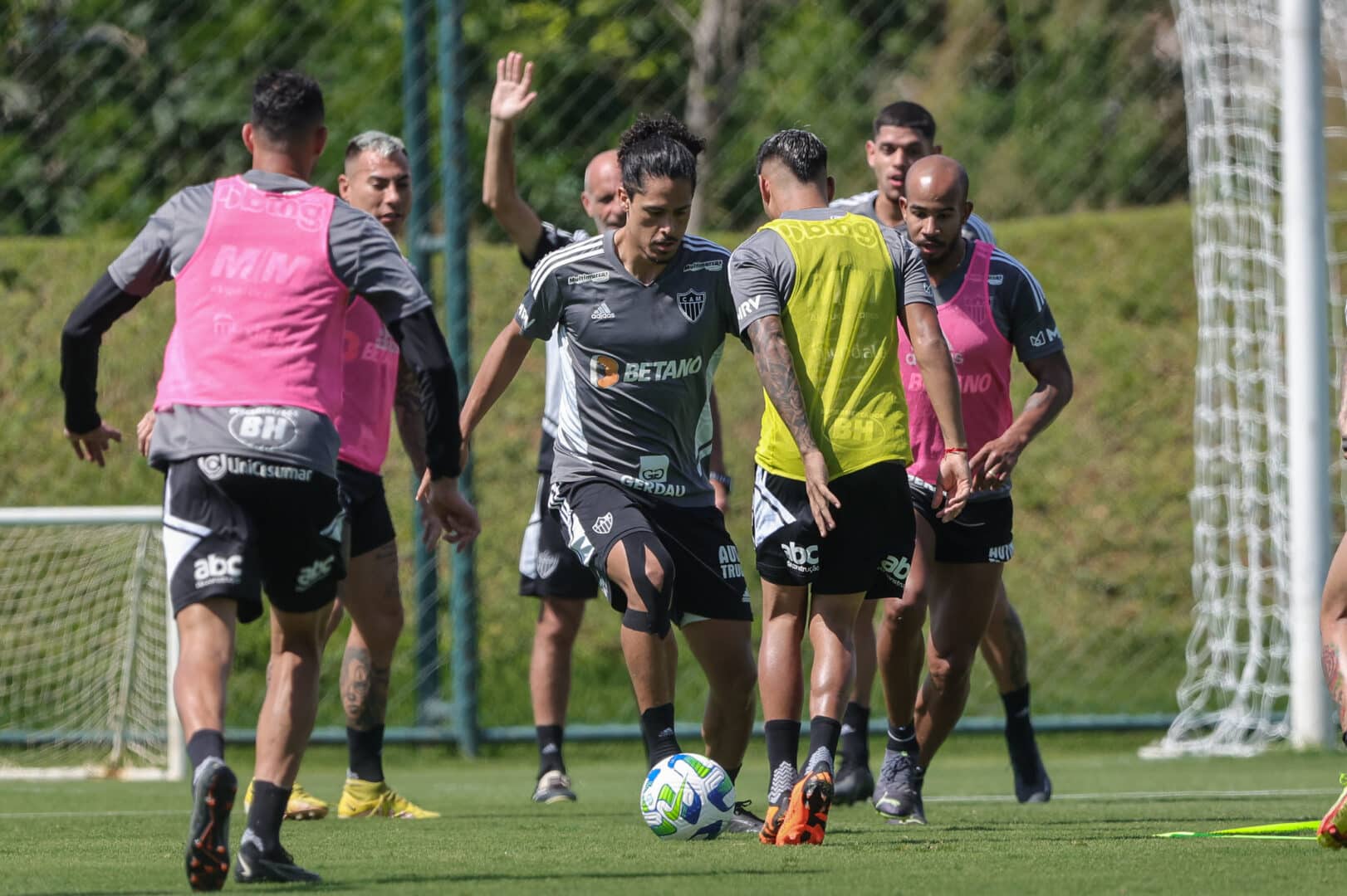 Mauricio Lemos entre companheiros durante treino do Atlético-MG (foto: Pedro Souza/Atlético-MG)