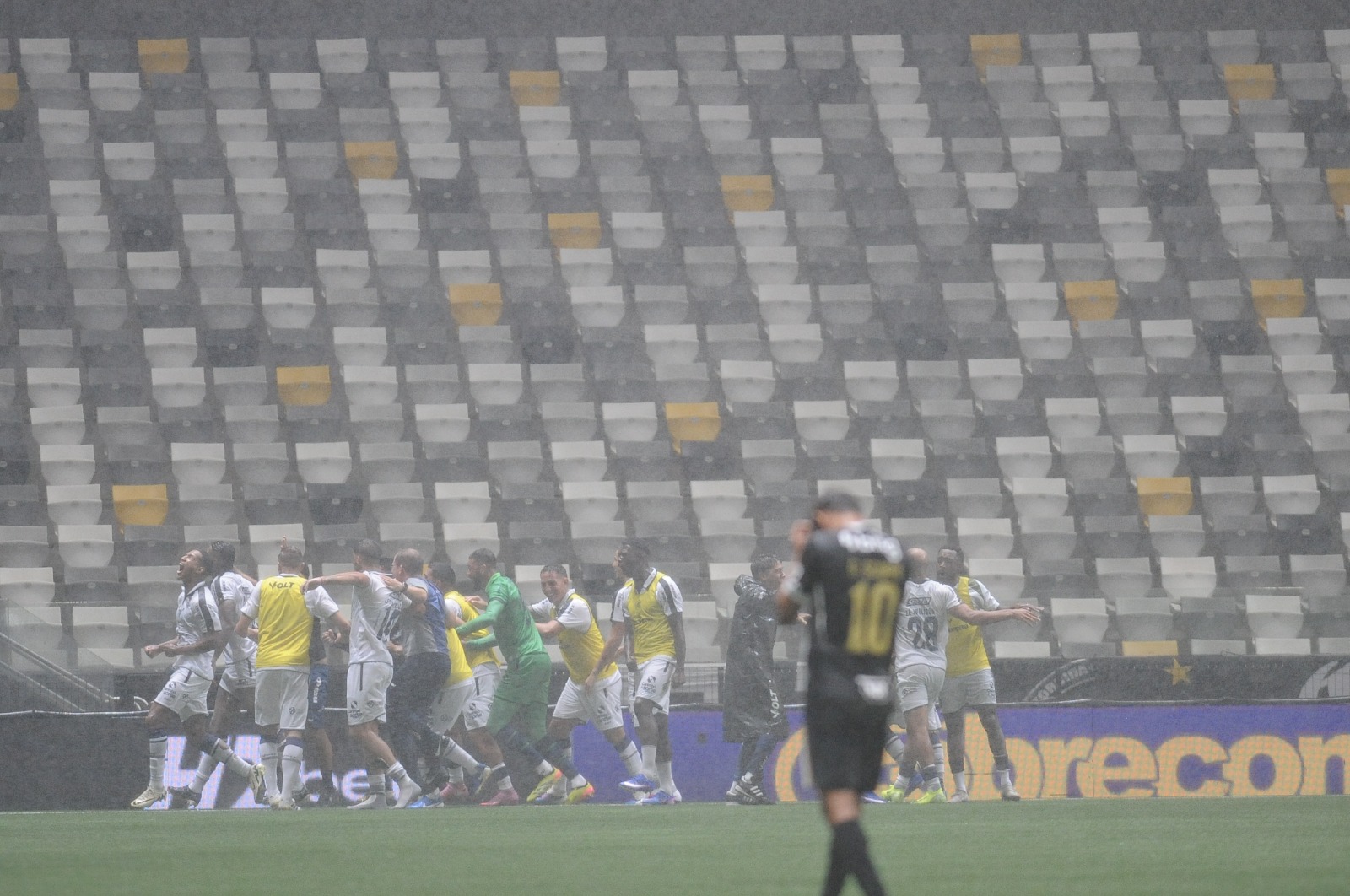 Gustavo Scarpa, meio-campista do Atlético, lamenta enquanto jogadores do Remo comemoram gol na Arena MRV - (foto: Alexandre Guzanshe/EM/D.A. Press)