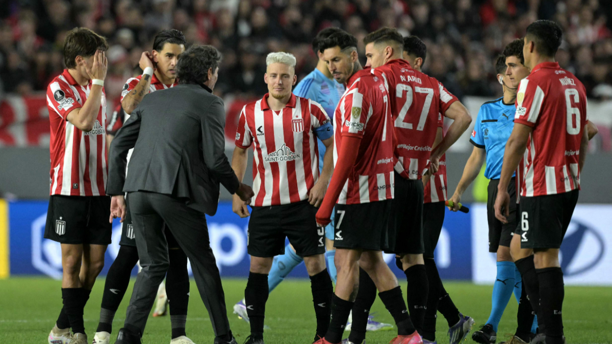 Domínguez no comando do Estudiantes (foto: AFP)