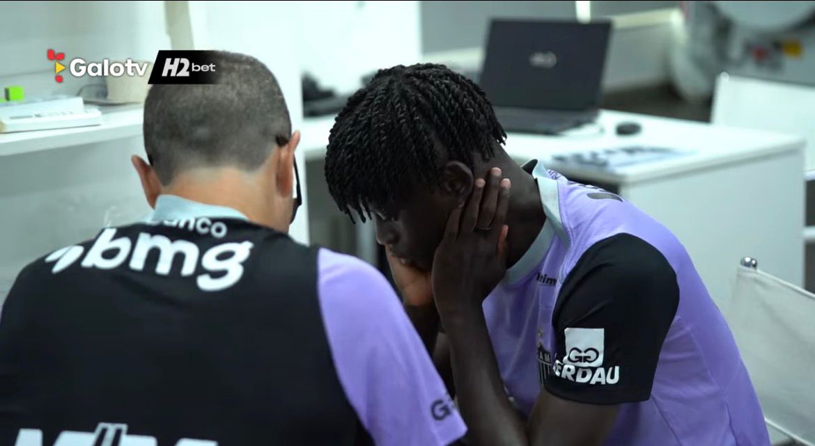 Mamady Cissé recebe orientações do departamento de fisiologia do Atlético durante o Ramadã (foto: Reprodução/GaloTV)
