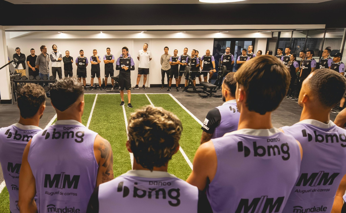 Eduardo Domínguez com jogadores do Atlético na Cidade do Galo (foto: Pedro Souza/Atlético)