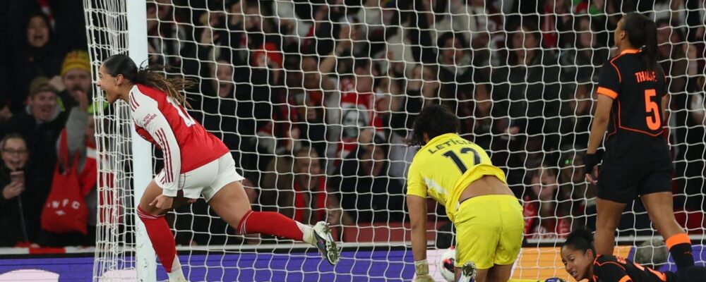 Corinthians luta, mas Arsenal se impõe em jogaço e é campeão do Mundial Feminino