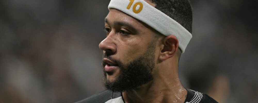 Corinthians x Palmeiras: jogador é flagrado ‘estragando’ marca do pênalti em que Memphis escorrega