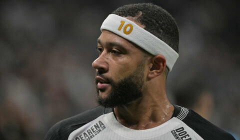 Corinthians x Palmeiras: jogador é flagrado ‘estragando’ marca do pênalti em que Memphis escorrega