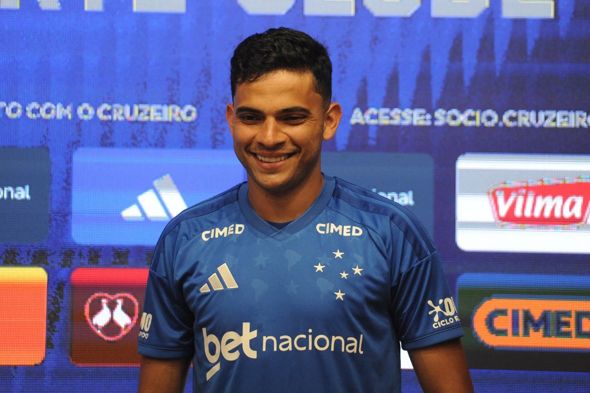 Bruno Rodrigues, atacante do Cruzeiro, em apresentação na Toca da Raposa II (foto: Alexandre Guzanshe/EM/D.A Press)