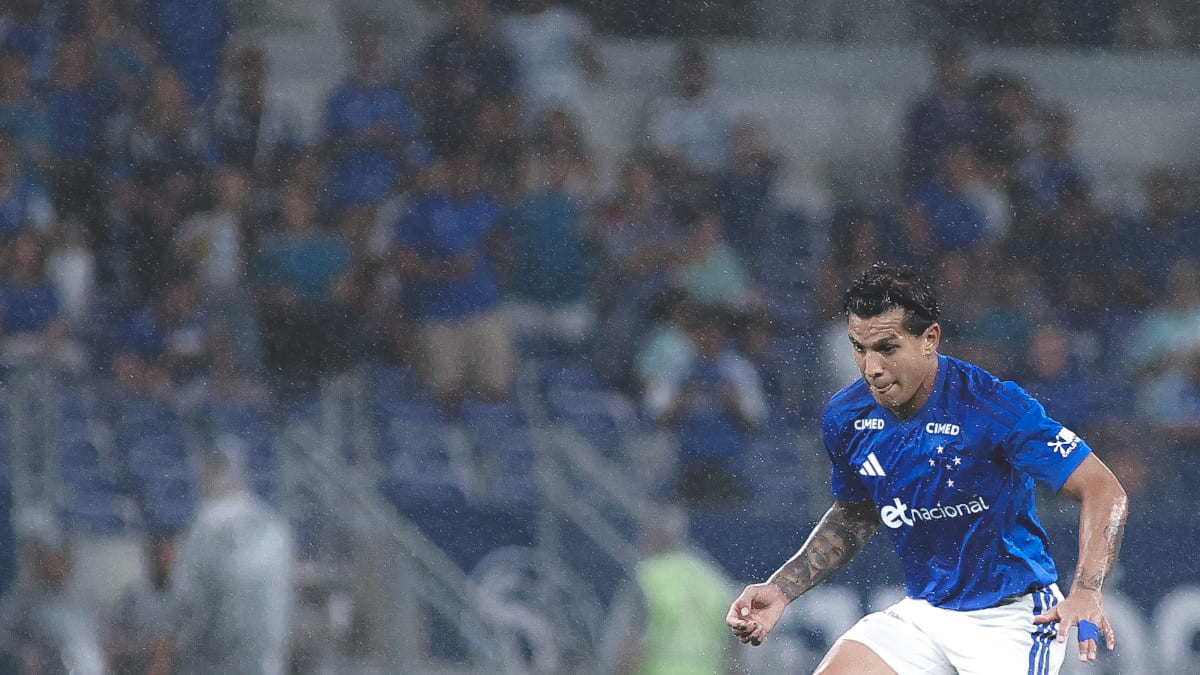 Lucas Romero, volante do Cruzeiro, observado pela torcida no Mineirão, em Belo Horizonte (foto: Gustavo Martins/Cruzeiro)