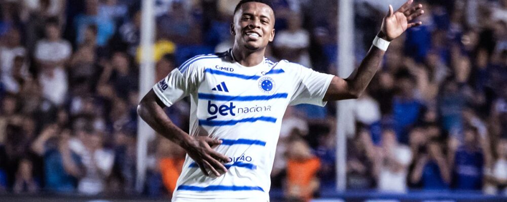 Cruzeiro bate URT em jogo com dois expulsos e vai à semi do Mineiro como líder geral