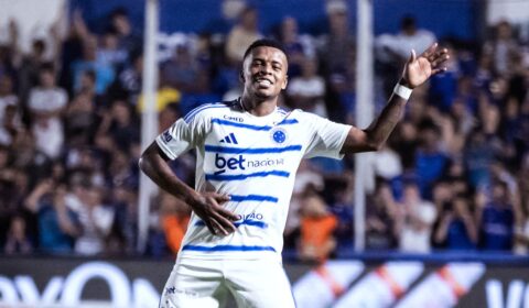 Cruzeiro bate URT em jogo com dois expulsos e vai à semi do Mineiro como líder geral