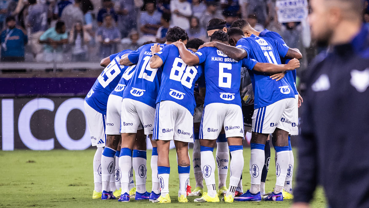 Elenco do Cruzeiro reunido no gramado do Mineirão, em Belo Horizonte (foto: Gustavo Aleixo/Cruzeiro)