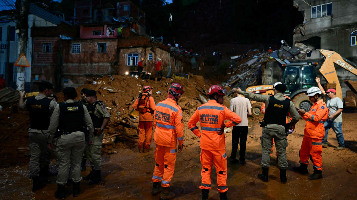 Equipes de resgate trabalham em deslizamento em Juiz de Fora, atingida por chuvas torrenciais (foto: Pablo Porciuncula/AFP)