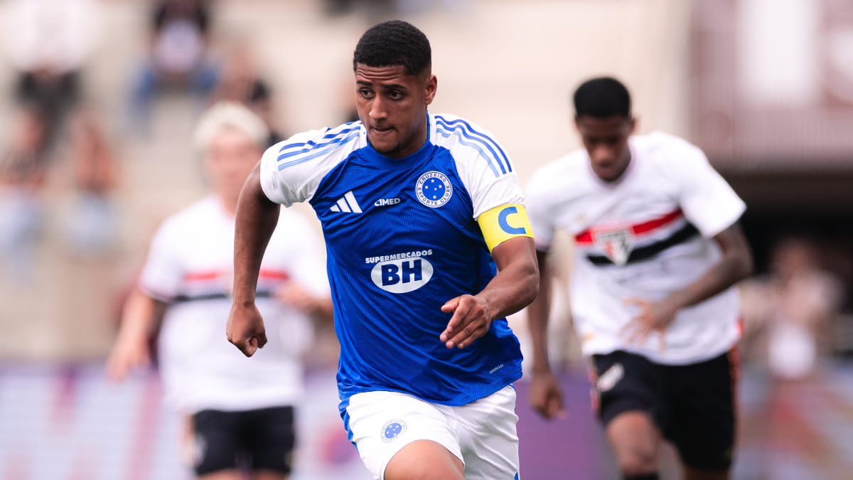 Atacante Fernando, formado nas categorias de base do Cruzeiro, defenderá o Santa Clara, de Portugal (foto: Marco Galvão/Cruzeiro)