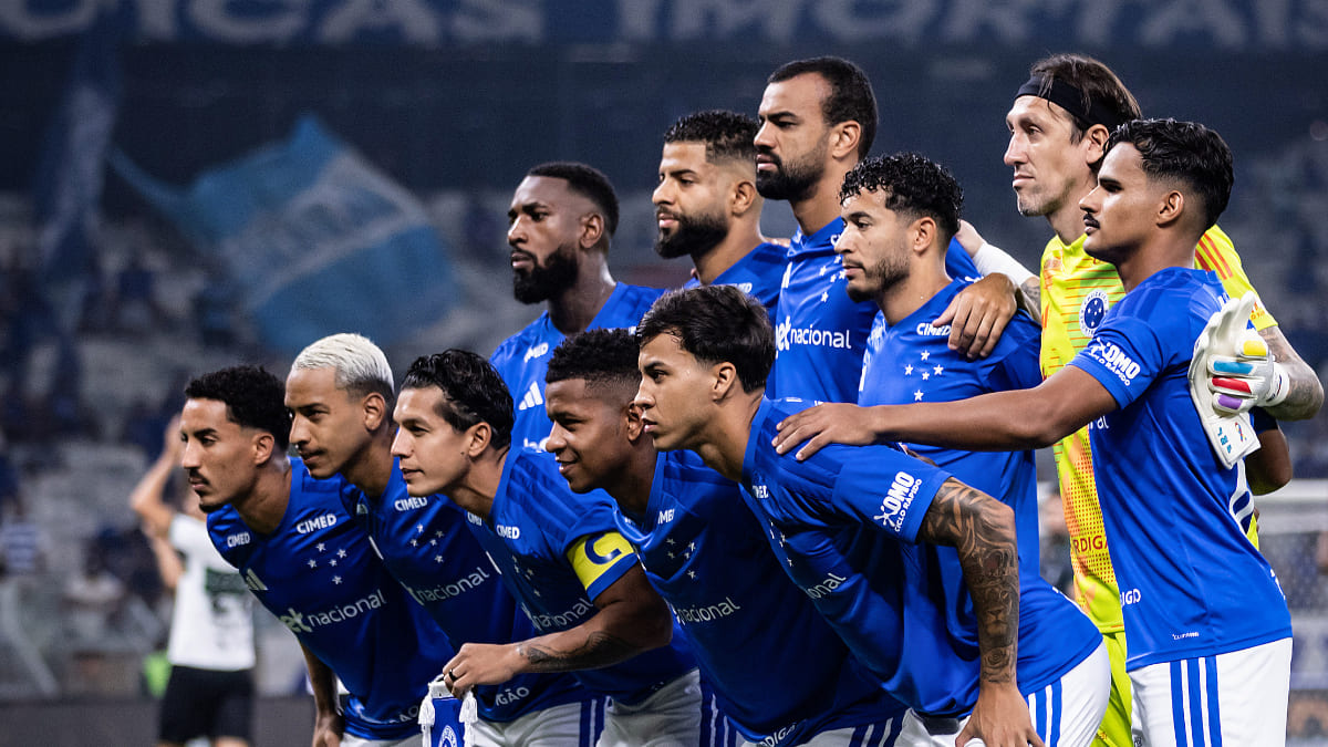 Elenco titular do Cruzeiro na derrota por 2 a 1 para o Coritiba, pela segunda rodada do Brasileiro (foto: Gustavo Aleixo/Cruzeiro)