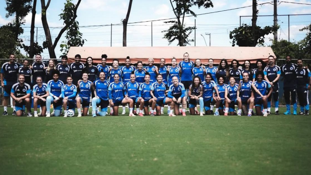 Elenco do Cruzeiro Feminino posa para foto (foto: Divulgação/Cruzeiro)