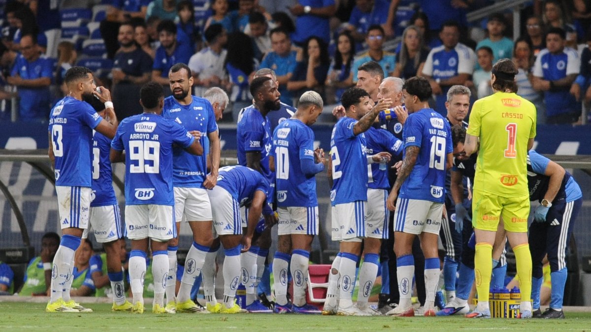 Jogadores do Cruzeiro durante jogo no Mineirão (foto: Alexandre Guzanshe/EM/D.A. Press)