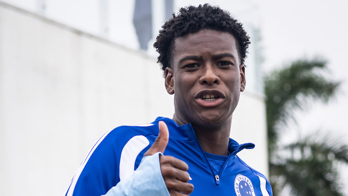 Jonathan Jesus, zagueiro do Cruzeiro, em treinamento na Toca da Raposa 2, em Belo Horizonte (foto: Gustavo Aleixo/Cruzeiro)