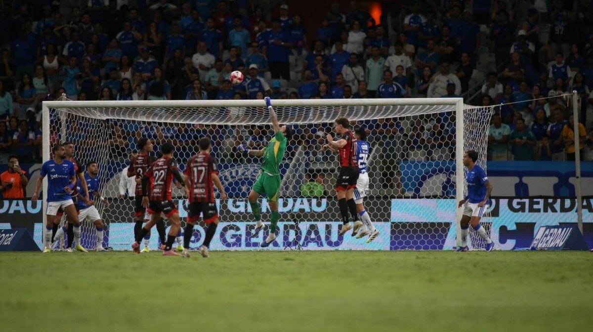 Cássio, goleiro do Cruzeiro, em jogo contra o Pouso Alegre, no Mineirão (foto: Edésio Ferreira/EM.DA. Press)