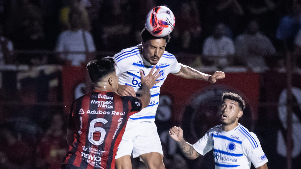 Matheus Nunes, lateral-esquerdo do Pouso Alegre, em disputa de bola com Christian, volante do Cruzeiro (foto: Gustavo Aleixo/Cruzeiro)