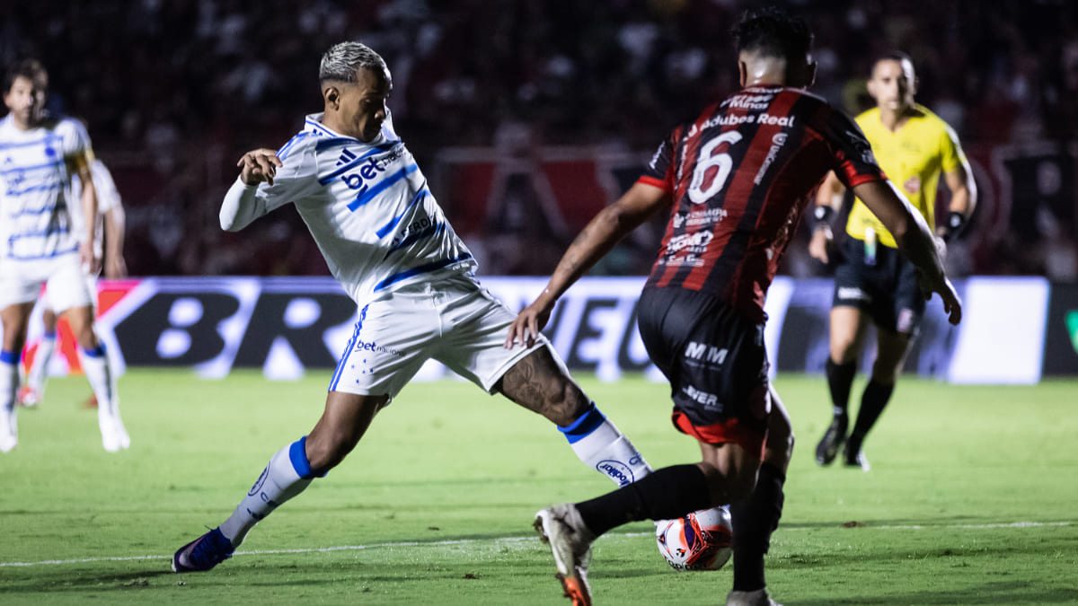 Matheus Pereira, meio-campista do Cruzeiro, e Matheus Nunes, lateral-esquerdo do Pouso Alegre, na ida da semifinal do Mineiro 2026 (foto: Gustavo Aleixo/Cruzeiro)