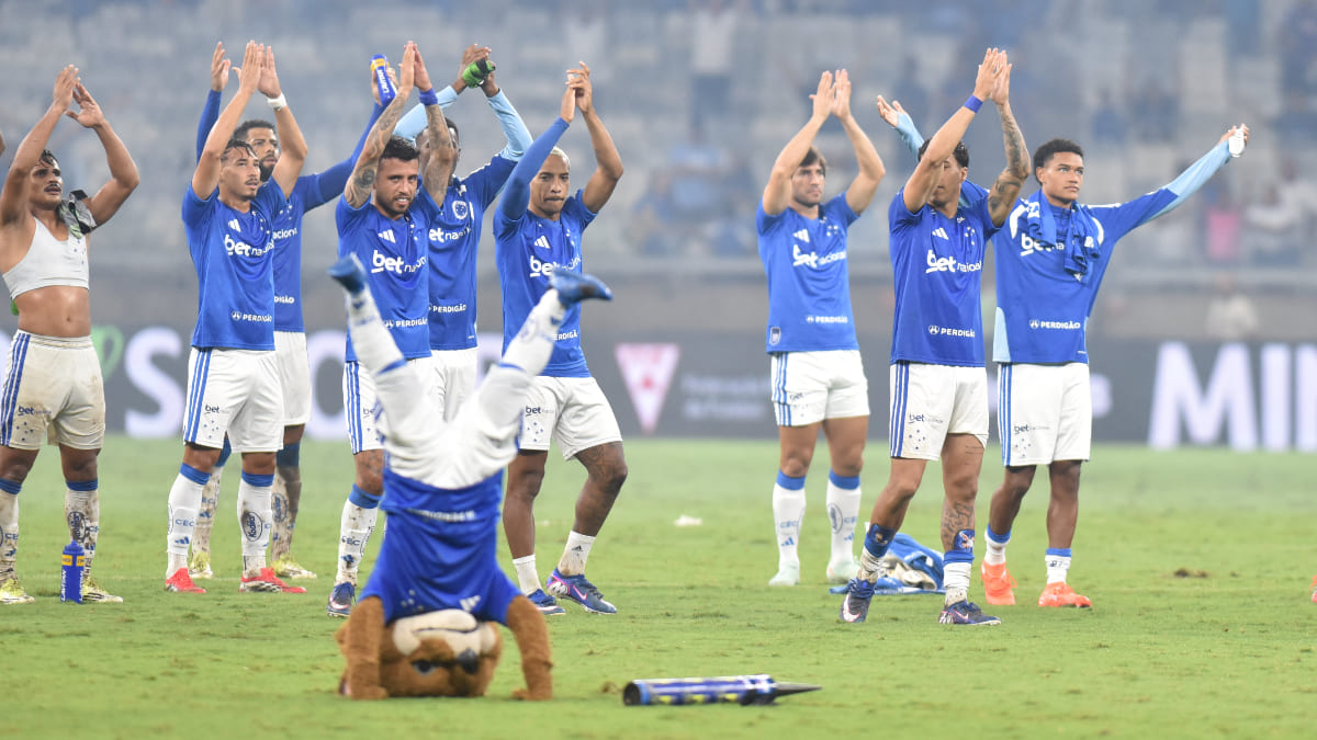 Jogadores do Cruzeiro saudando a torcida no Mineirão, em Belo Horizonte (foto: Ramon Lisboa/EM/D.A. Press)